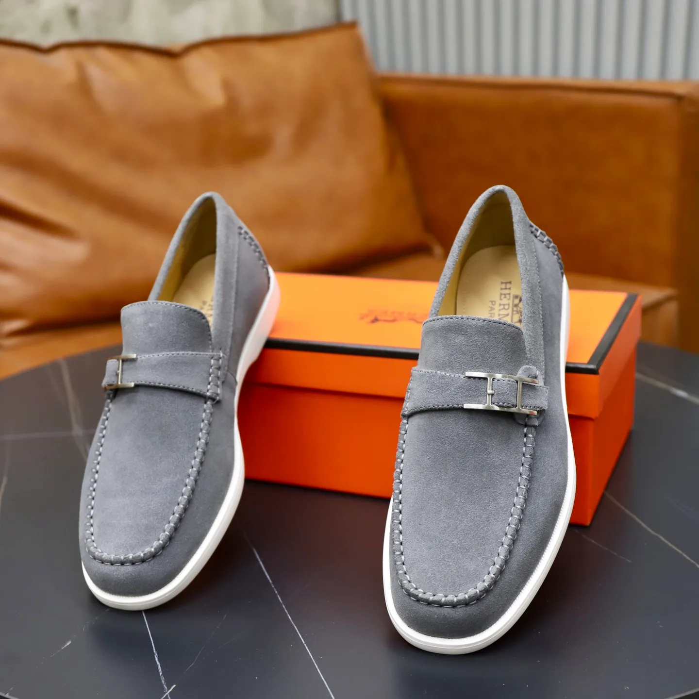 Ex-factory price: 540💰Hermès/Hermès slip-on men's shoes. This shoe is made of imported cow suede leather, with simple and smooth lines, and a 3CM rubber foam ultra-light sole combined with aerodynamic design! Youthful and fashionable, H button decoration, contrasting leather embellishment on the heel, calf lining to gently wrap your feet, with embossed logo cowhide feet, leather rock strips, casual and urban style, highlighting youthful vitality, sports and leisure version, super versatile Size number: 38-39-40-41-42-43-44 Standard leather shoe size (45 can be customized but does not support returns)